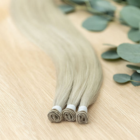ASPEN INDIVIDUAL HANDTIED WEFT Aspen is a 22" weft featuring natural level 10 ash platinum blonde. Our hand-tied wefts are 22" in length and 11" in width, providing ample coverage for a voluminous result. Each individual weft weighs 20 grams, ensuring lig