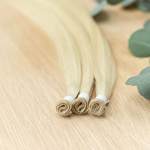 MAPLE INDIVIDUAL HANDTIED WEFT Maple is a 22" weft featuring natural level 9 warm blonde. Our hand-tied wefts are 22" in length and 11" in width, providing ample coverage for a voluminous result. Each individual weft weighs 20 grams, ensuring lightweight